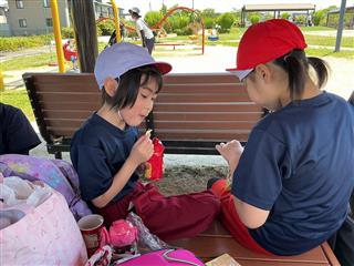 11日（２年・３年グループ）。お友達と楽しいおやつタイムでした。