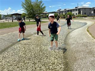 11日（２年・３年グループ）。冷たい水も心地よく、じゃぶじゃぶ音をたてながら歩きました。