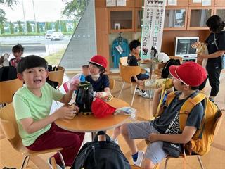 12日（１年・３年グループ）。お友達のお菓子はなにかな？みんなでわいわいおやつタイム。