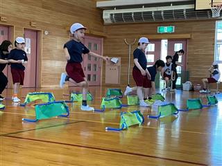 《１～３年　ショーンとゆかいなうんどうかい》
<br>
草原を飛び越えたり、柵をくぐったり、思いっきり体を動かして、ショーンにオレンジを届けました。