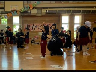《１～３年　みんなでダンス！ゆうき100％！》
<br>
お手本の先生を見ながら、一生懸命にダンスを披露しました。「ヘイ♪ヘイ♪」
