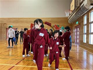 4年生の手作りのアーチからの入場です。