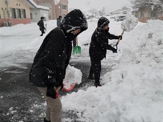 雪が降る中、雪かきをがんばりました。