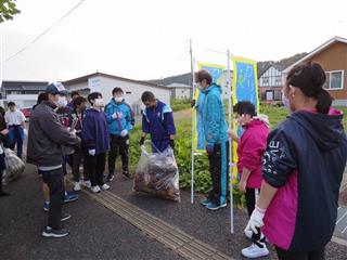 みんなで協力しながら、たくさんのゴミや落ち葉、草を集めることができました。