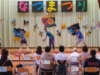 男子の３人はYOASOBIの『夜に駆ける』を踊りました。授業で踊っているので、アンコールでは他の寄宿舎生も前に出て一緒に踊りました。