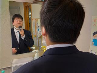 身だしなみを整えます。