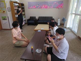 お楽しみ会を開いて、おやつを美味しくいただきました。