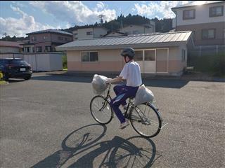 自転車で草運びをしました。