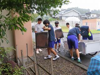寄宿舎までみんなで協力して運びました。