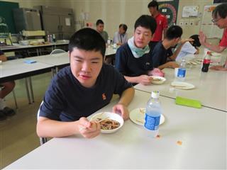 今年は、涼しく快適な食堂で食べました。