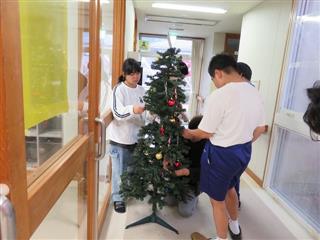 【会場係】みんなで協力してツリーを飾りました。