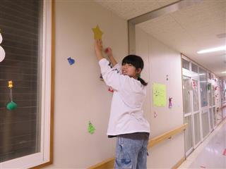 【会場係】食堂前廊下も装飾しました。