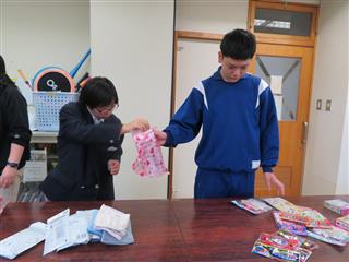 【アトラクション係】ビンゴの景品の準備をしました。