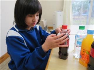 【サンタプレゼント係】ジュースに名前シールを貼りました。