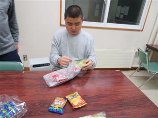 【サンタプレゼント係】プレゼントのお菓子の袋詰めをしました。