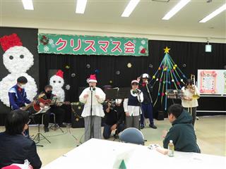 オープニングでは、総務のみんなで「ジングルベルと赤鼻のトナカイのメドレー」を演奏しました♬