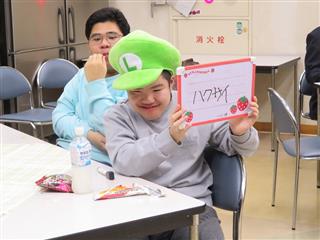 なぞなぞはテーブルごとに考えて答えました。