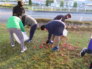 残った落ち葉も、手作業で丁寧に集めました。