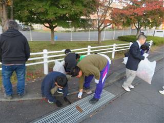 側溝周辺の雑草も抜きました。