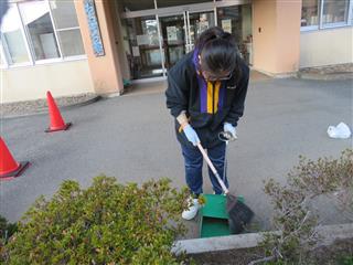 散らかった草や土もほうきできれいに清掃しました。