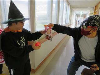 「トリックオアトリート！」　お菓子をもらいました。