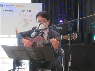 校長先生のギター演奏に、みんなメロメロ～♡