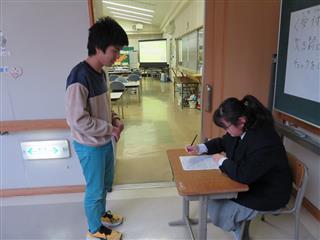 会場入り口での受付の様子です。