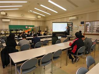 全員集中して参加しています。