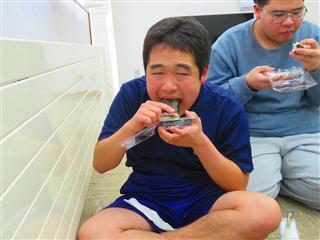 恵方巻をがぶりっ！