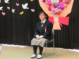 緊張した面持ちの卒業生です。