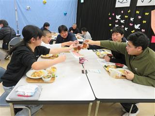 卒業を祝い、みんなで乾杯！