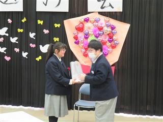 感謝を込めた記念品贈呈です。