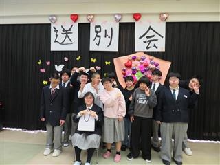 卒業生を囲んで記念写真♬