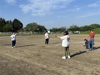 晴れた日は外でキャッチボールをしました。