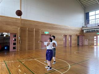 体育館ではみんなでシュート対決！をして楽しみました。
