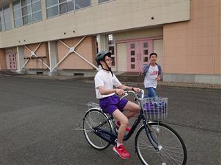外では、自転車に乗ったり、マラソンをして体を動かしています。