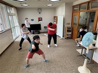 みんなでダンス！汗をかきながら頑張っています。