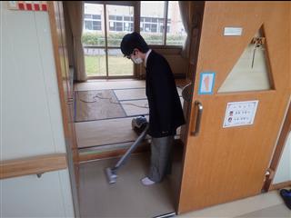 自分の部屋をきれいに掃除します。