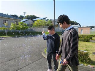 余暇時間に、しゃぼん玉をして楽しみました。