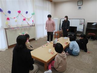 歓迎会を行い、おやつを食べました。