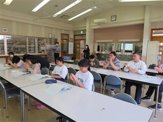 提案された議事について、拍手で承認されました。