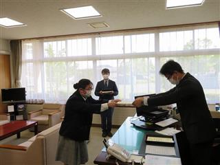 校長室にて、執行部役員、棟長の認証式が行われました。