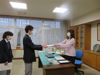 校長室にて、執行部役員、棟長の認証式が行われました。
