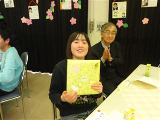 記念品が贈呈されました。
<br>
中身は手作りアルバムです。