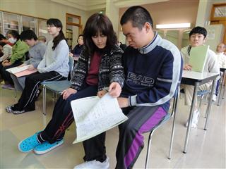 質疑応答の時間もあり、挙手をして質問している生徒もいました。代表の生徒もしっかりと質問に答えていました。