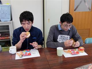 　男子は・・・大きく口を開けて、パクリとシュークリームを食べていました。