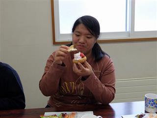 　女子は・・・シュークリームを上下半分に分けて、上品に食べたようです(*^_^*)