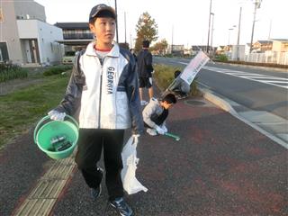 空き缶もいくつか落ちていたようですね。