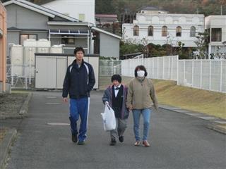 持ち帰ったゴミは分別して、校地内のゴミ捨て場へ持っていきました。みなさん、ごくろうさまでした！