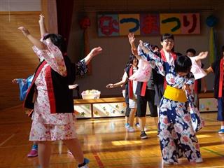 　この日に向けて毎日練習してきた“よさこいソーラン”。女子の浴衣姿も素敵ですね。